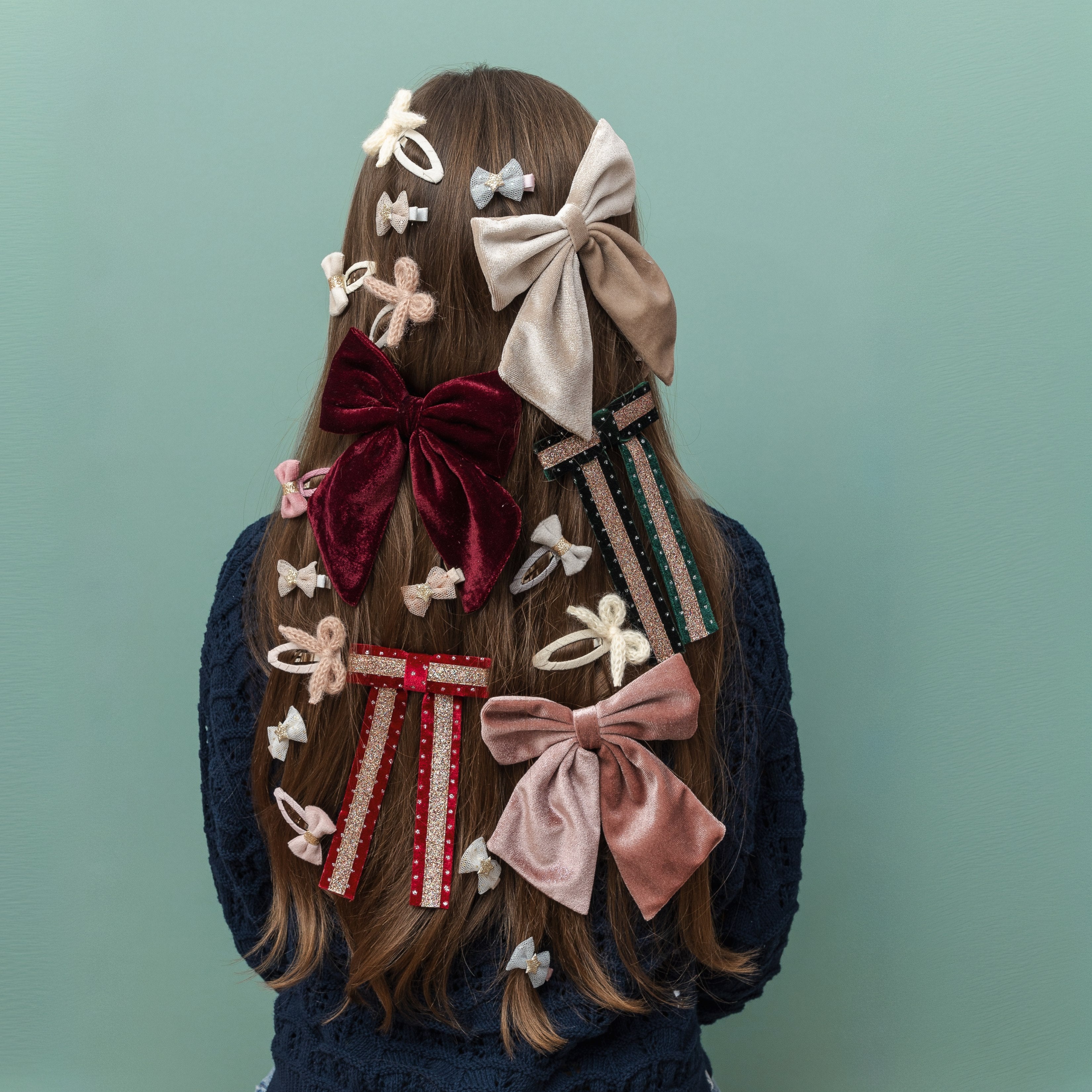 girl wearing multiple hair bows