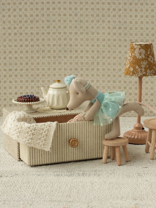 Dance Mouse in Daybead, Little Sister