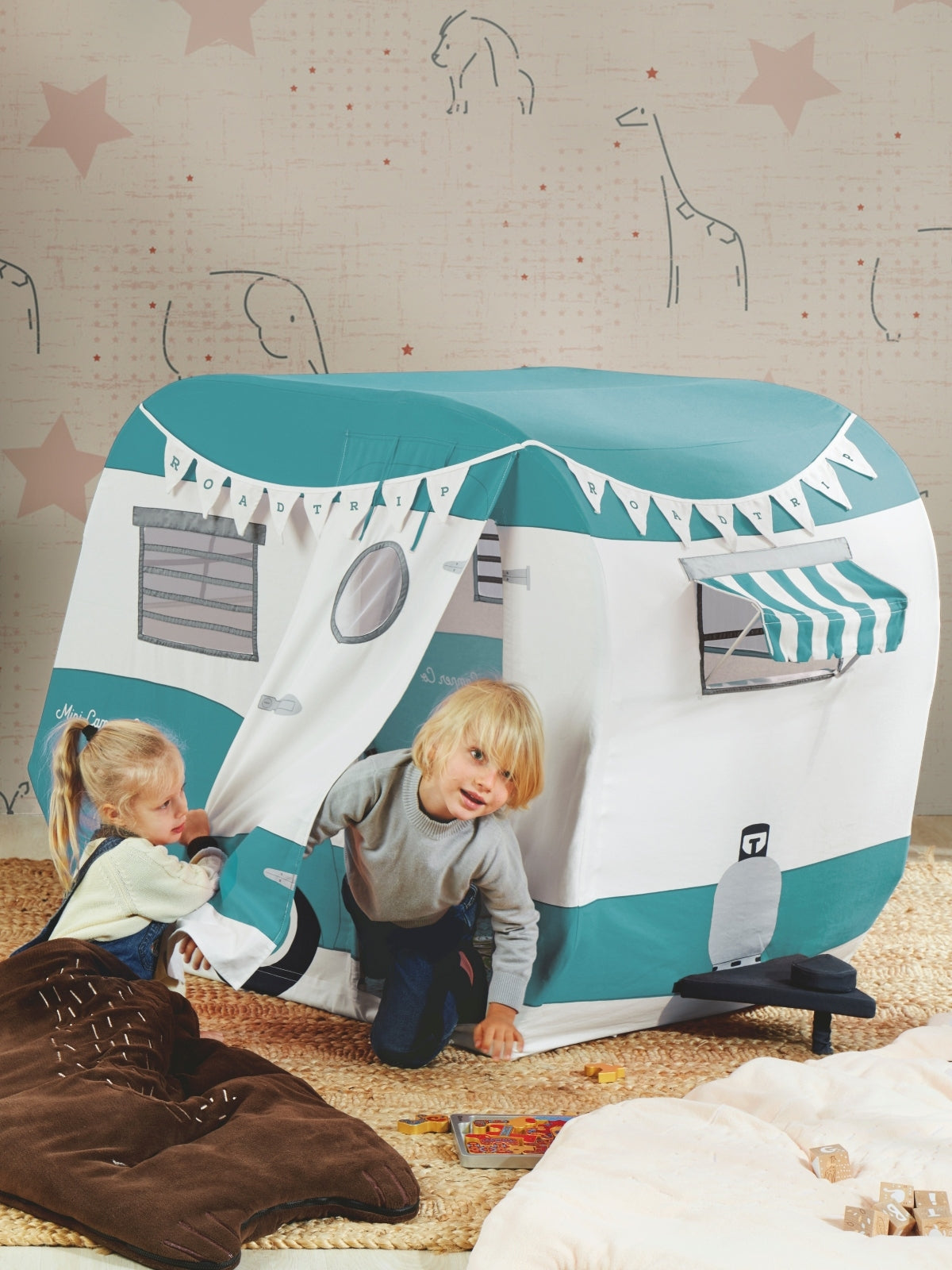 Roadtrip Camper & Campfire Pretend Play Wonder & Wise