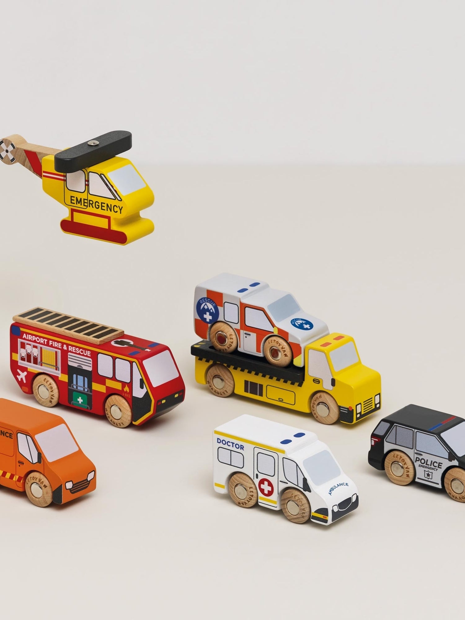 Emergency Helicopter & Rescue Cars Vehicles Le Toy Van