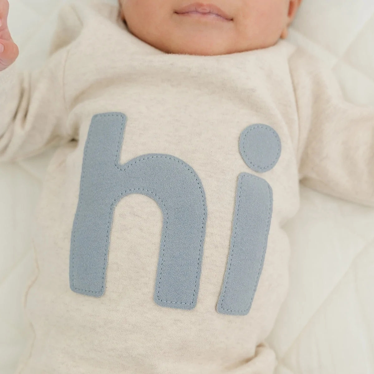baby set with "hi" text