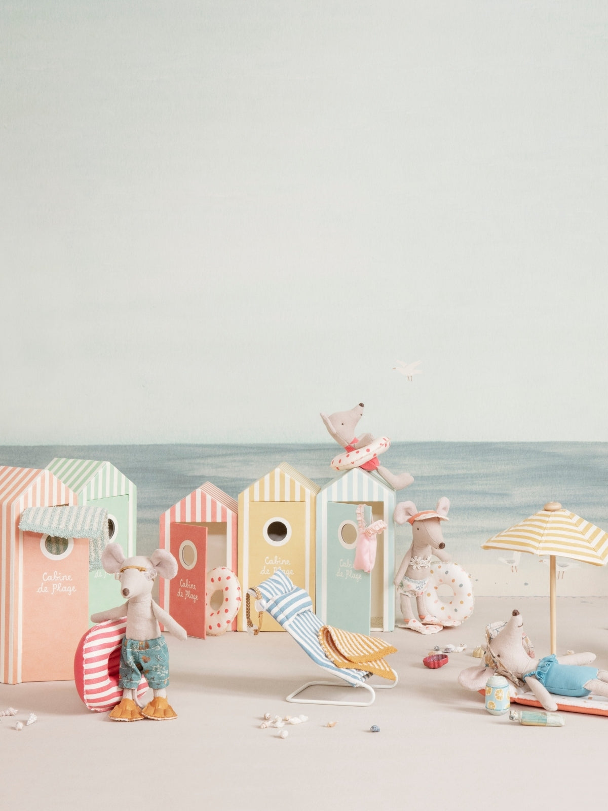 Beach Mice, Little Brother in Cabin De Plage Pretend Play Maileg   