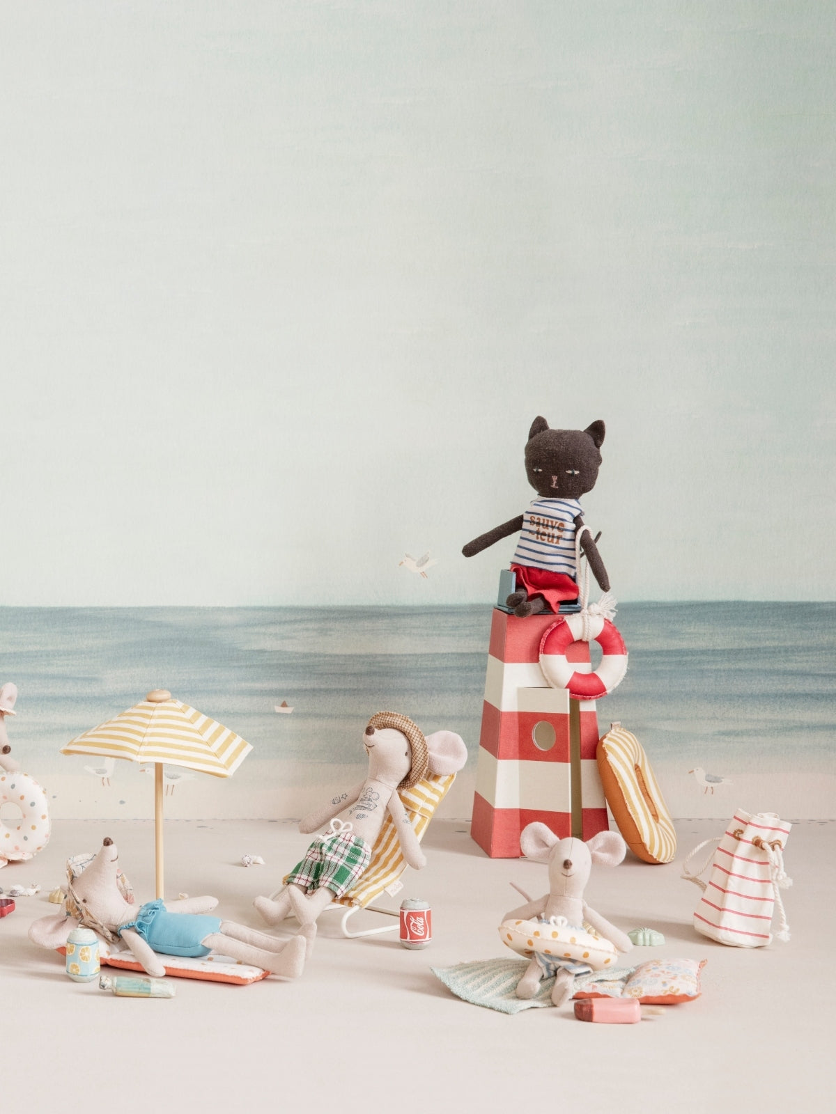 Beach Mice, Little Brother in Cabin De Plage Pretend Play Maileg   